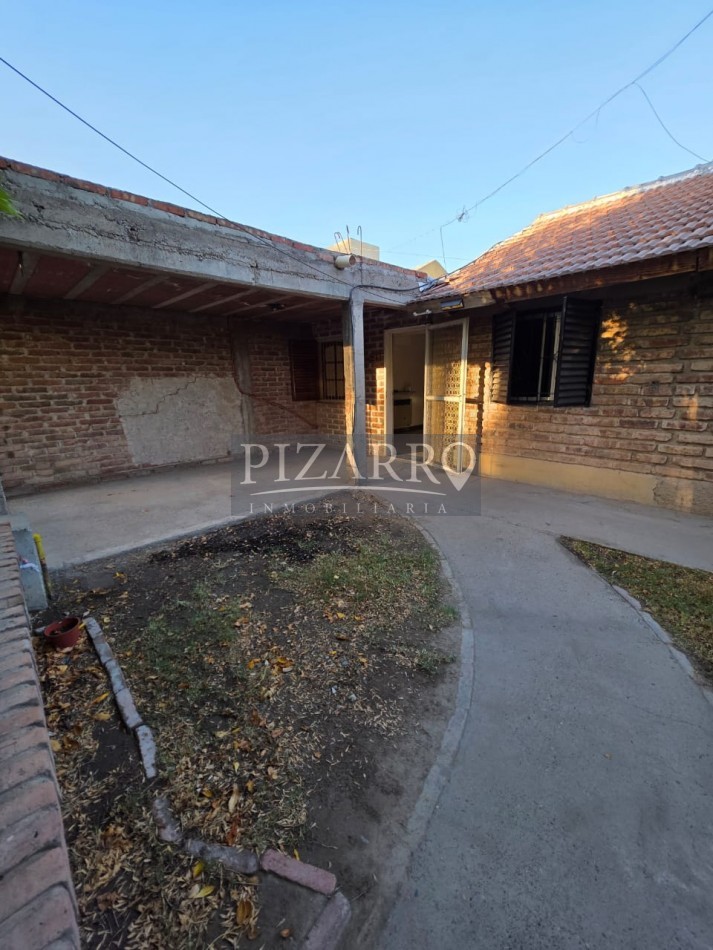 Venta Casa tres dorm. con patio, B° Amsur 