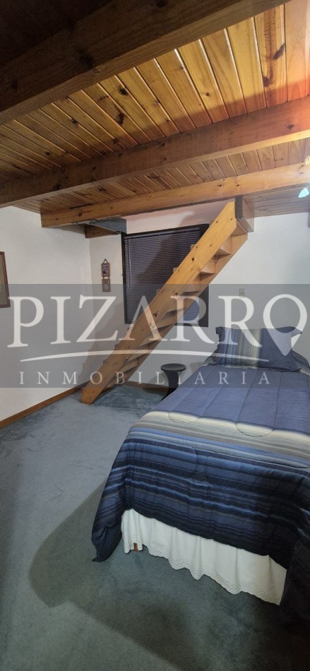 Casa tres dormitorios, mas departamento independiente.