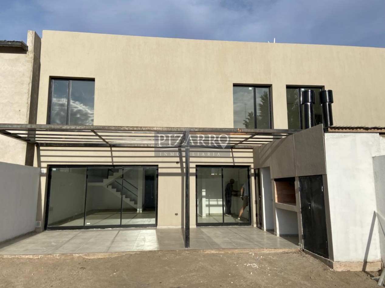 Venta Duplex tres dorm. patio y parrillaen zona Confluencia
