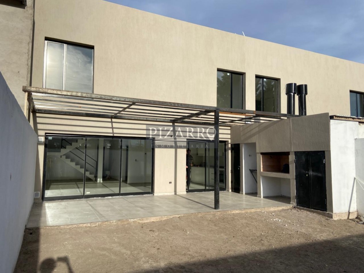 Venta Duplex tres dorm. patio y parrillaen zona Confluencia