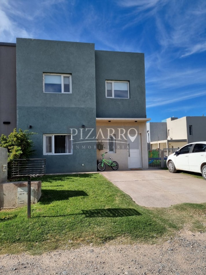 Venta Duplex 3 dorm. Barrio La Peregrina