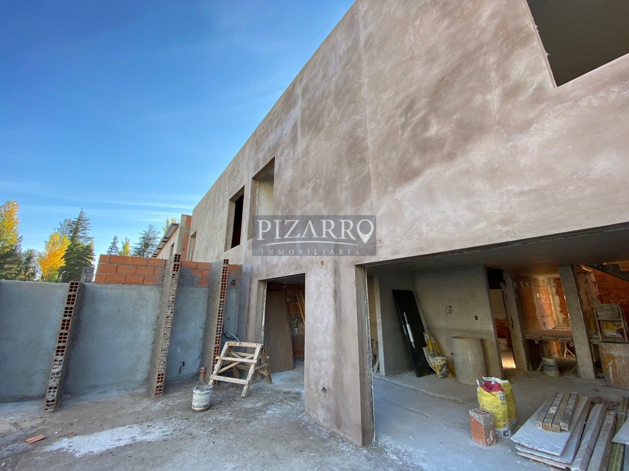 Venta Duplex tres dorm. Patio y Piscina en zona Confluencia