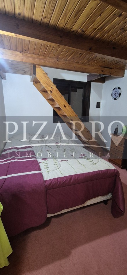 Casa tres dormitorios, mas departamento independiente.