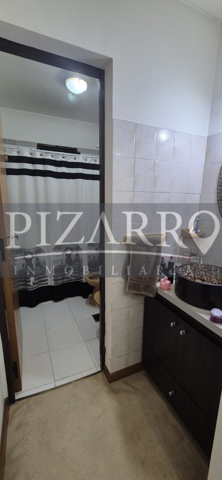 Casa tres dormitorios, mas departamento independiente.