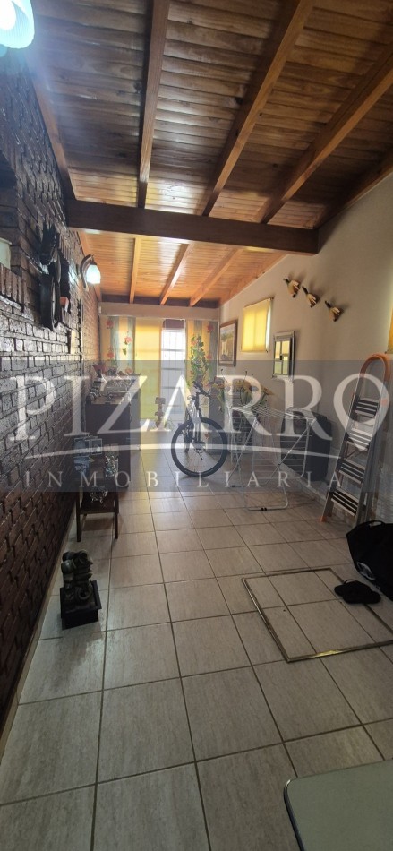 Casa tres dormitorios, mas departamento independiente.