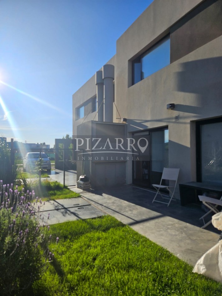 Duplex de 2 dormitorios + escritorio en B° La Peregrina