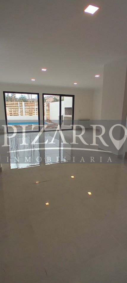 Duplex Tres Dormitorios, Barrio Tierra Mansa, Centenario.