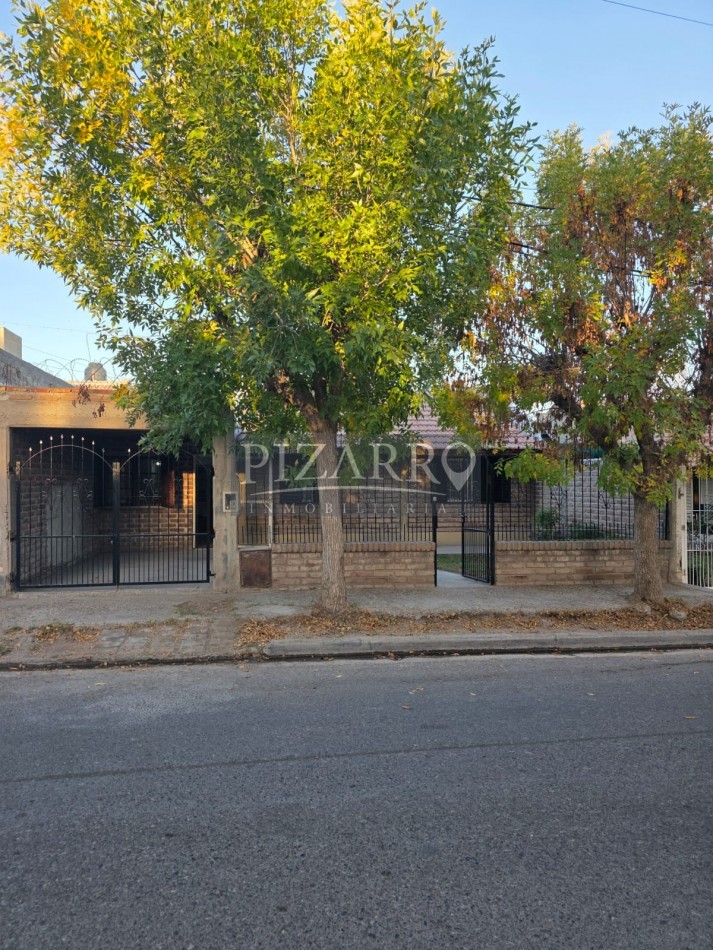 Venta Casa tres dorm. con patio, B° Amsur 