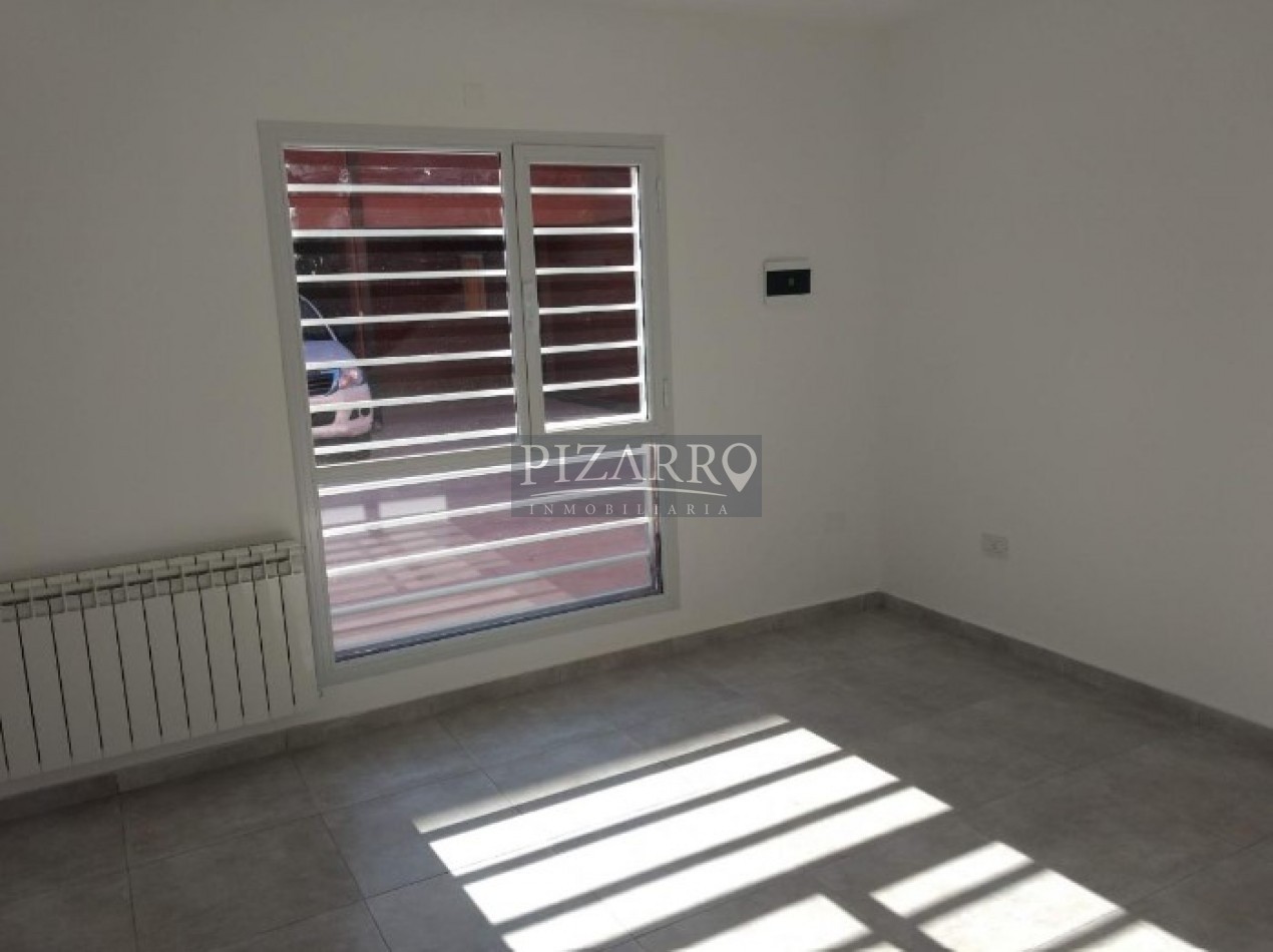 Duplex Dos Dorm. con Cochera y Patio, Barrio Canal V.