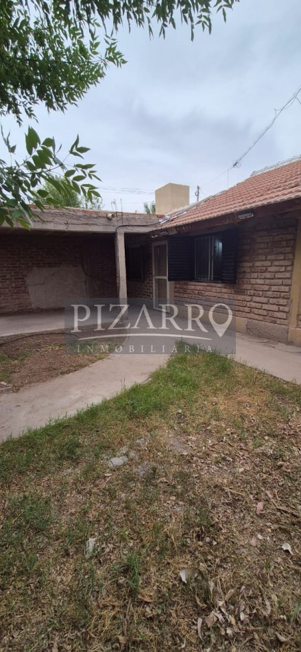 Venta Casa tres dorm. con patio, B° Amsur 