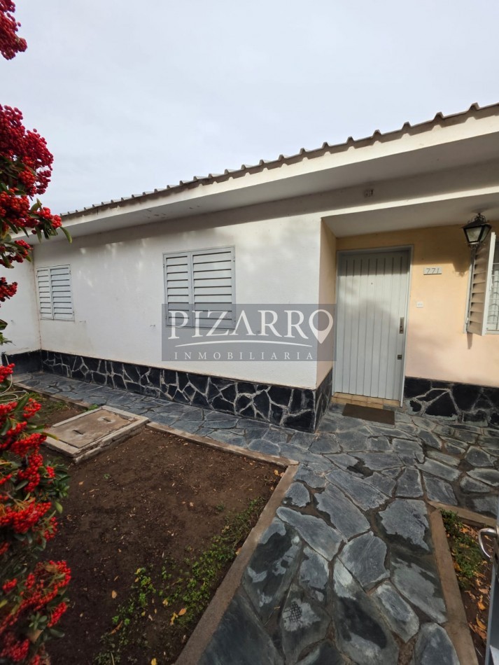 Casa Tres Dormitorios con Jardin y Garage - Barrio Melipal
