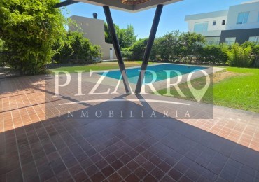 Venta Casa tres dorm. con piscina B° La Zagala - Apta credito