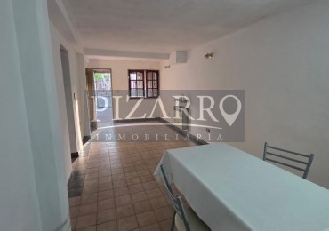 Venta Casa tres dorm. con patio, B° Amsur 