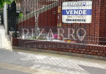 Casa tres dormitorios, mas departamento independiente.