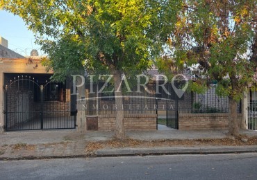 Venta Casa tres dorm. con patio, B° Amsur 